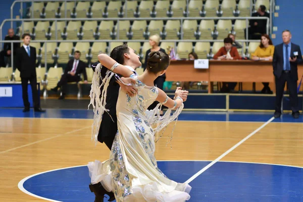 Orenburg, russland - 12. November 2016: Mädchen und Junge tanzen. — Stockfoto