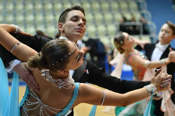 Orenburg, Rusland - 12 November 2016: meisje en jongen dansen. — Stockfoto