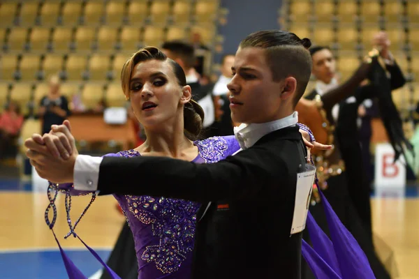 Orenburg, Rússia - 12 de novembro de 2016: Menina e menino dançando . — Fotografia de Stock