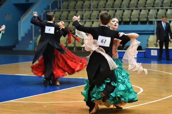 Orenburg, Russie - 12 novembre 2016 : Danse entre filles et garçons . — Photo