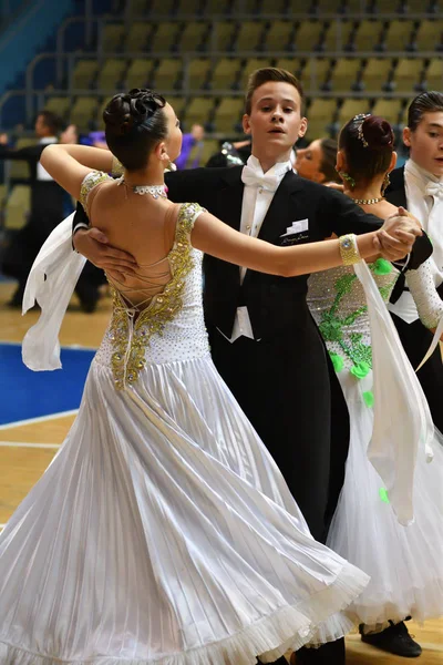 奥伦堡，俄罗斯-2016 年 11 月 12 日︰ 女孩和男孩跳舞. — 图库照片