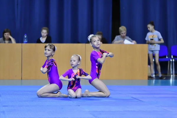 Orenburg, Rusko, 26-27 května 2017 roky: dívka soutěžit v sportovní akrobacie — Stock fotografie