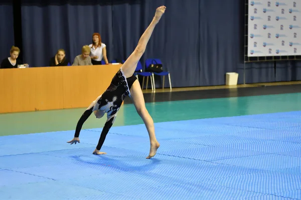 Orenburg, Rusia, 26-27 de mayo de 2017 años: chica compite en acrobacias deportivas — Foto de Stock