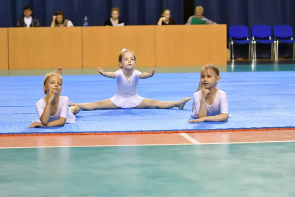 Orenburg, Rússia, 26-27 Maio 2017 anos: menina competir em acrobacias esportivas — Fotografia de Stock