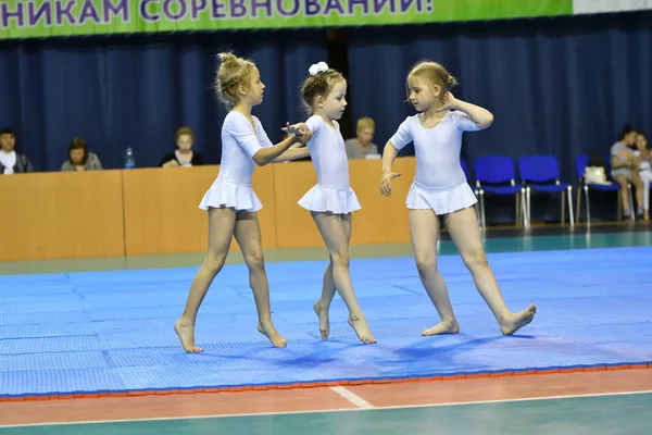 Orenburg, Rússia, 26-27 Maio 2017 anos: menina competir em acrobacias esportivas — Fotografia de Stock