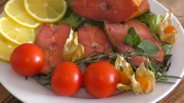 Chinook somon (Lat. Oncorhynchus tshawytscha) taze yeşillik ve sebze füme