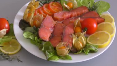 Chinook somon (Lat. Oncorhynchus tshawytscha) taze yeşillik ve sebze füme