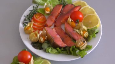 Chinook somon (Lat. Oncorhynchus tshawytscha) taze yeşillik ve sebze füme