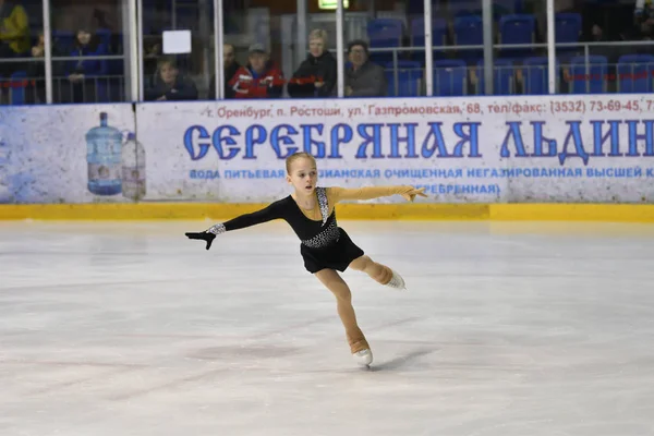 Orenburg, Rusya Federasyonu - 25 Şubat 2017 yıl: kız rekabet Artistik Patinaj