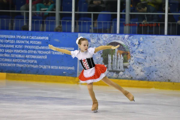 Orenburg, Rusya Federasyonu - 25 Şubat 2017 yıl: kız rekabet Artistik Patinaj — Stok fotoğraf