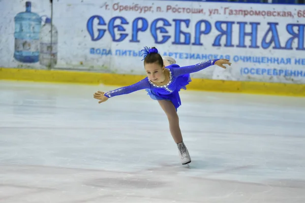 Orenburg, Rusland - 25 maart, 2017 jaar: meisjes concurreren in kunstschaatsen — Stockfoto