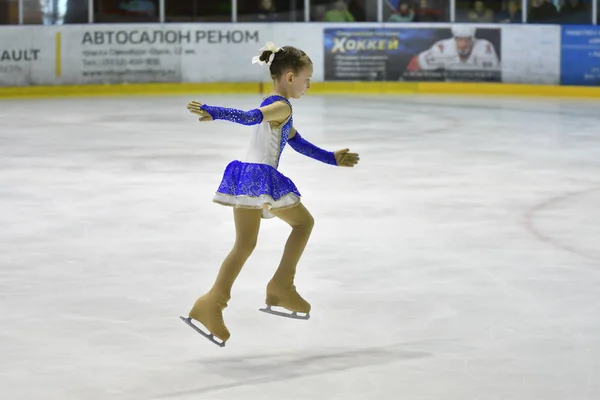 Orenburg, Russia - March 25, 2017 year: Girls compete in figure skating — Stock Photo, Image