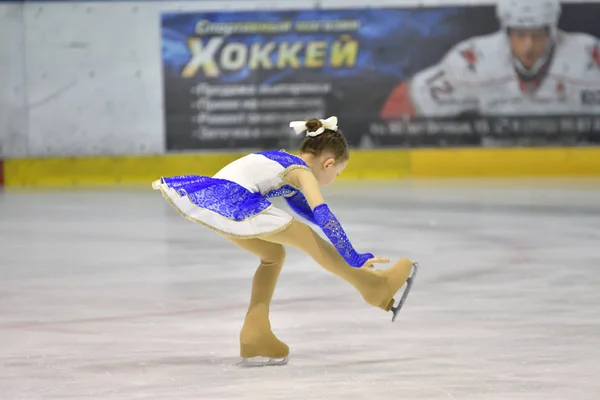 Orenburg, Federacja Rosyjska - 25 marca 2017 roku: dziewczyny konkurować w Łyżwiarstwie Figurowym — Zdjęcie stockowe