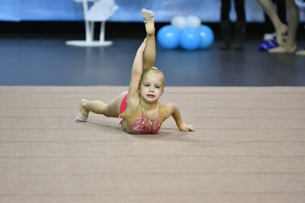 Orenburg, Rússia - 25 de novembro de 2017 ano: meninas competem na ginástica rítmica — Fotografia de Stock