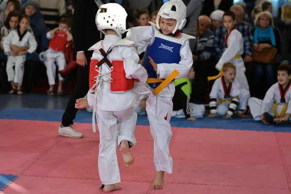 Orenburg, Rusia - 27 de enero de 2018 años: los niños compiten en Taekwondo — Foto de Stock