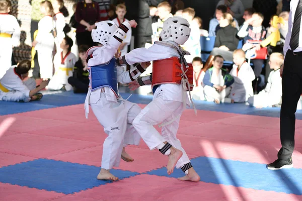 Orenburg, Rusia - 27 de enero de 2018 años: los niños compiten en Taekwondo — Foto de Stock