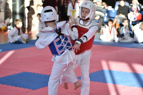 Orenburg, russland - 27. januar 2018 jahre: die kinder messen sich im taekwondo — Stockfoto