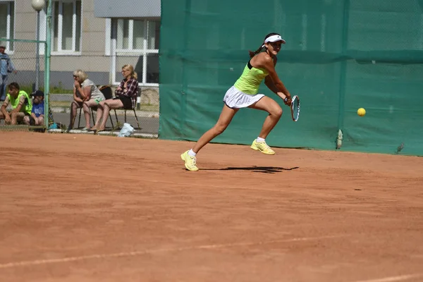 Orenburg, Rusya Federasyonu - 15 Ağustos 2017 yıl: Tenis oynayan kız — Stok fotoğraf