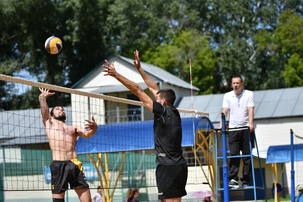 Orenburg, Russia, 9-10 giugno 2017 anno: Ragazzi che giocano a beach volley — Foto Stock