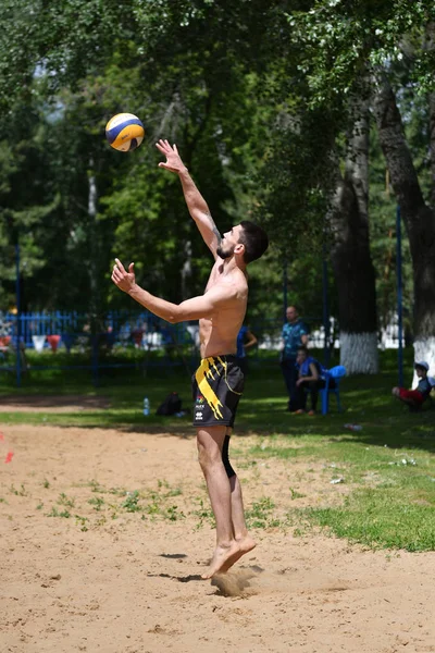 奥伦堡, 俄罗斯, 9-10 2017年6月年: 男孩玩沙滩排球 — 图库照片