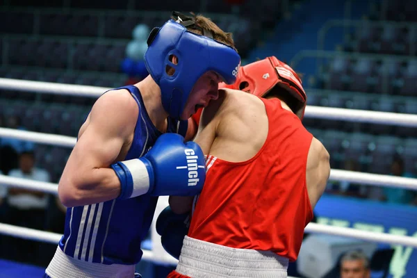 Оренбург, Россия-7 мая 2017 года: Мальчики-боксеры соревнуются — стоковое фото