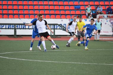 Orenburg, Rusya, 8 Haziran 2017 yıl: erkekler futbol oynamak