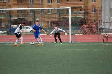 Orenburg, Rusya, 8 Haziran 2017 yıl: erkekler futbol oynamak