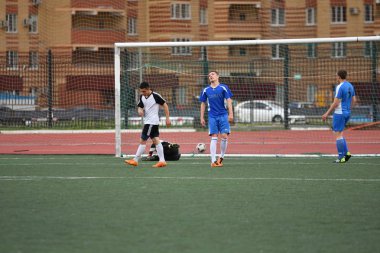 Orenburg, Rusya, 8 Haziran 2017 yıl: erkekler futbol oynamak