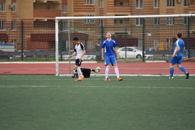 Orenburg, Rusya, 8 Haziran 2017 yıl: erkekler futbol oynamak