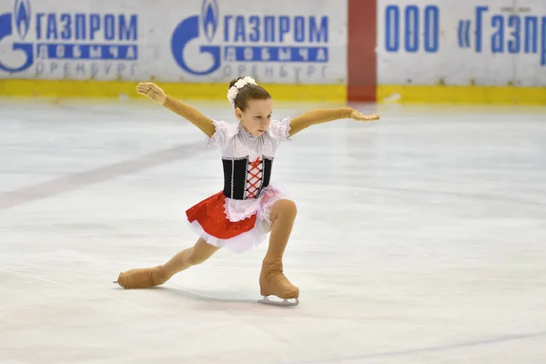 Orenburg, Rusya Federasyonu - 25 Şubat 2017 yıl: kız rekabet Artistik Patinaj — Stok fotoğraf