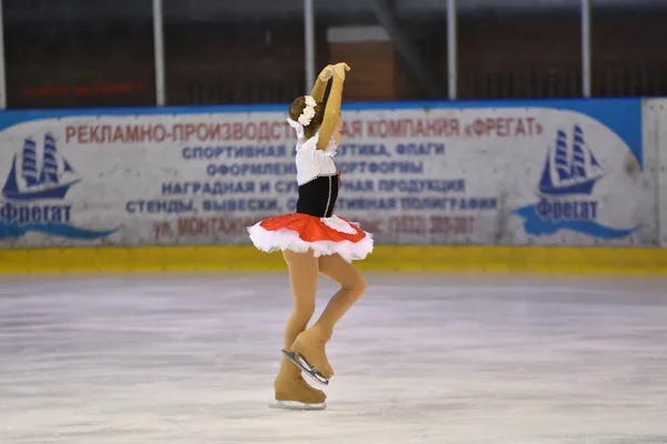 Orenburg, russland - 25. März 2017 Jahr: Mädchen messen sich im Eiskunstlauf — Stockfoto