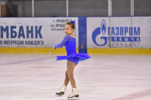 Orenburg, Rússia - 25 de março de 2017 ano: As meninas competem na patinação artística — Fotografia de Stock