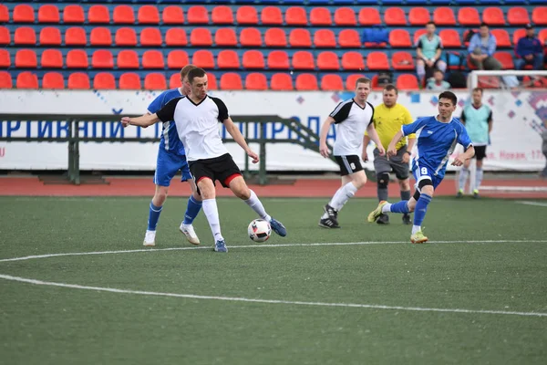 Orenburg, Rússia, 8 Junho de 2017 ano: Homens jogam futebol — Fotografia de Stock