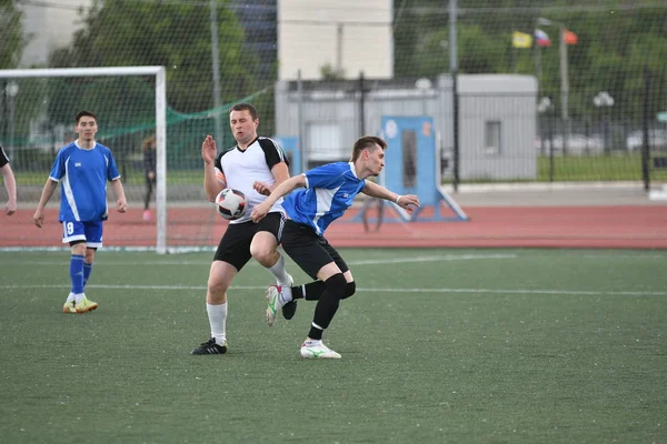 Orenburg, Rusia, 8 de junio de 2017 año: Los hombres juegan fútbol —  Fotos de Stock