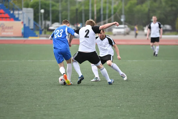 Orenburg, Rusia, 8 de junio de 2017 año: Los hombres juegan fútbol —  Fotos de Stock