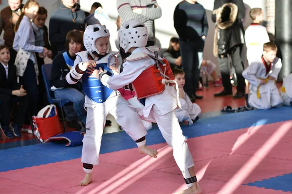 Orenburg, Rosja - lat 27 stycznia 2018: dzieci konkurować w Taekwondo — Zdjęcie stockowe