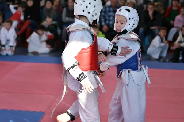 Orenburg, Rosja - lat 27 stycznia 2018: dzieci konkurować w Taekwondo — Zdjęcie stockowe