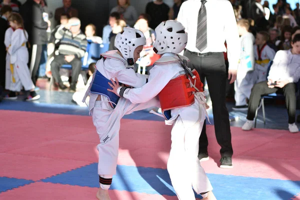 Orenburg, Rusland -, 27 januari 2018 jaar: de kinderen concurreren in Taekwondo — Stockfoto