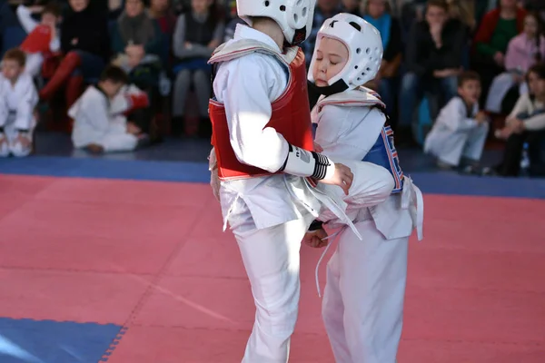 Orenburg, Rosja - lat 27 stycznia 2018: dzieci konkurować w Taekwondo — Zdjęcie stockowe