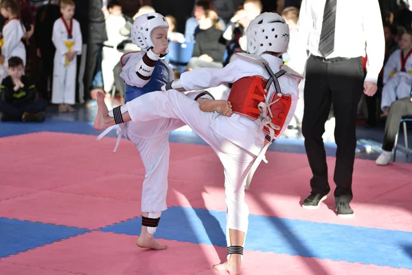 Orenburg, Rosja - lat 27 stycznia 2018: dzieci konkurować w Taekwondo — Zdjęcie stockowe