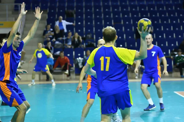 Orenburg, Rússia - 11-13 Fevereiro 2018 ano: meninos jogar no handebol — Fotografia de Stock