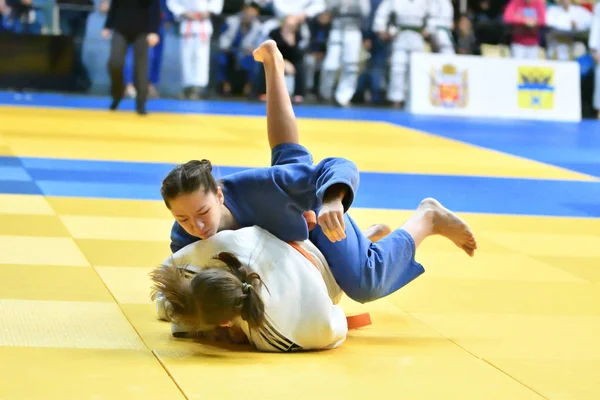 奥伦堡, 俄罗斯-2017年10月21日: 女孩在柔道比赛中的竞争 — 图库照片