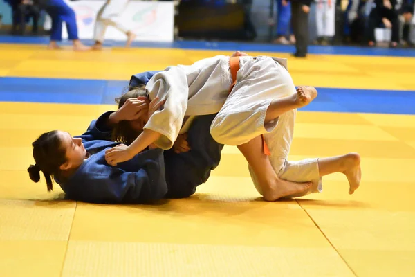 Orenburg, Rusia - 21 de octubre de 2017: Las niñas compiten en Judo —  Fotos de Stock