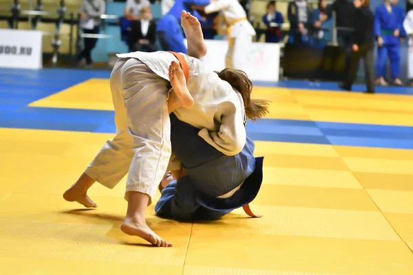 Orenburg, Rusia - 21 de octubre de 2017: Las niñas compiten en Judo —  Fotos de Stock