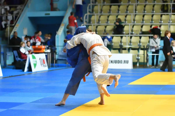 Orenburg, Federacja Rosyjska - 21 października 2017: dziewczyny konkurować w Judo — Zdjęcie stockowe