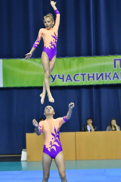 ओरेनबर्ग, रूस, 26-27 मई 2017 वर्ष: लड़की खेल कलाबाजी में प्रतिस्पर्धा करती है — स्टॉक फ़ोटो, इमेज