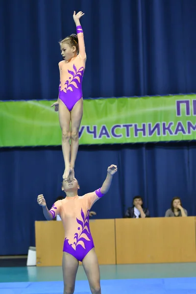 Orenburg, Rússia, 26-27 Maio 2017 anos: menina competir em acrobacias esportivas — Fotografia de Stock