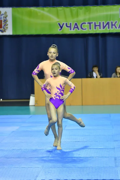 Orenburg, Rusia, 26-27 de mayo de 2017 años: chica compite en acrobacias deportivas —  Fotos de Stock