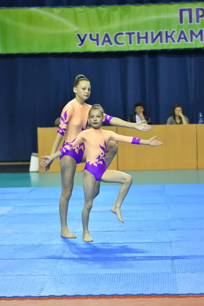 Orenburg, Russia, 26-27 maggio 2017 anni: le ragazze gareggiano nelle acrobazie sportive — Foto Stock