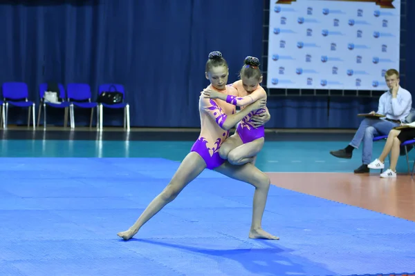 Orenburg, Rosja, lat 26-27 maja 2017: Dziewczyna konkurować w akrobatyka sportowa — Zdjęcie stockowe